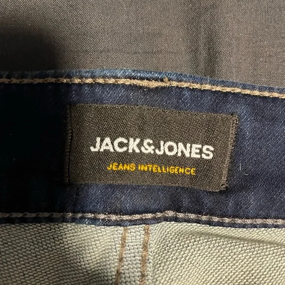 Shorts - Picture 3 of 4